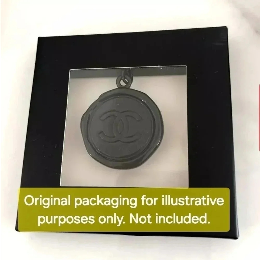 EXCLUSIVE: Chanel CC Logo "Wax Seal" black metallic charm/key chain - Picture 5 of 5
